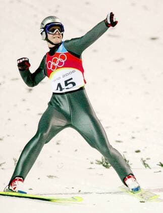Olympiasieger Thomas Morgenstern (Österreich) jubelt im Auslauf -  Skispringen OS Winter Herren Olympische Spiele Turin 2006, Winterspiele, Ski Nordisch, Nordischer Skisport, Großschanze, Vdig Pragelato Freude, Begeisterung,