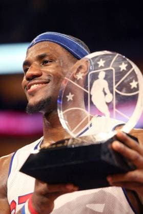 LeBron James (Eastern Conference Cleveland Cavaliers) präsentiert zufrieden die Trophäe für den besten Spieler des NBA All Star Spiels 2006 -  Basketball Herren NBA All Star Game 2006, Allstar, Allstars, Allstargame, Allstarteam, Stars, East Einzelbild Houston