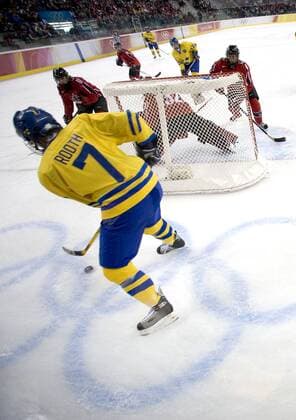 Maria Rooth (Schweden) hinter dem kanadischen Tor am Puck Eishockey OS Winter Damen Olympische Spiele Turin 2006, Sommerspiele, Schweden - Kanada 1:4, Finale, Endspiel Gruppe Nationalmannschaft, Nationalteam, Nationaltrikot Turin, Winterspiele