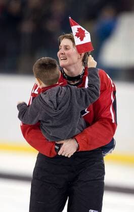 Olympiasiegerin Hayley Wickenheiser (Kanada) mit ihrem Sohn auf dem Arm Eishockey OS Winter Damen Olympische Spiele Turin 2006, Winterspiele, Finale, Endspiel Gruppe Kind, Kinder, lachen, lächeln Turin Glück, Harmonie, Freude,