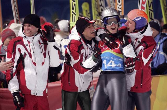 Team Österreich bejubelt Thomas Morgenstern (2.v.re.) der den Olympiasieg perfekt gemacht hat, v.li. Andreas Widhölzl, Andreas Kofler und Martin Koch Skispringen OS Winter Herren Olympische Spiele Turin 2006, Winterspiele, Nordischer Skisport, Ski Nordisch, Skispringen Gruppe Pragelato Freude,