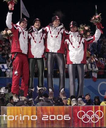 Siegerehrung Mannschaftsspringen, Olympiasieger Team Österreich jubelt, v.li. Andreas Widhölzl, Andreas Kofler, Thomas Morgenstern und Martin Koch Skispringen OS Winter Herren Olympische Spiele Turin 2006, Winterspiele, Nordischer Skisport, Ski Nordisch, Skispringen Gruppe o0 Schriftzug Pragelato Freude,