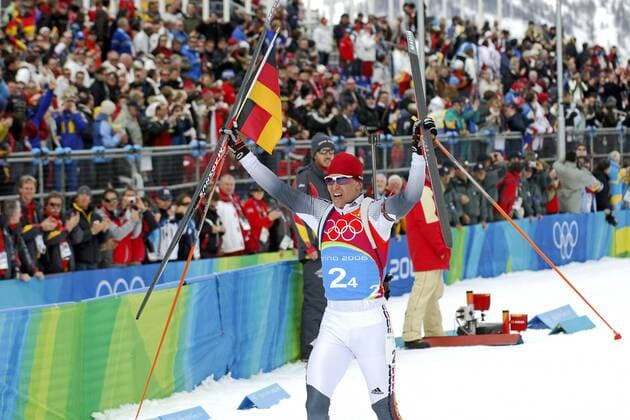 Olympiasieger Michael Greis (Deutschland) jubelt über den Erfolg im Staffelrennen Biathlon OS Winter Herren Olympische Spiele Turin 2006, Winterspiele, Staffel, Staffellauf, Staffelrennen, 4x7,5km, 4 x 7,5 km Einzelbild Cesana San Sicario Begeisterung, Freude,