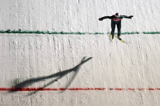 Thomas Morgenstern (Österreich) fliegt auf die rote Linie des Kalkulationspunktes zu Skispringen OS Winter Herren Olympische Spiele Turin 2006, Winterspiele, Nordischer Skisport, Ski Nordisch, Skisprung Einzelbild Kalkulationspunkt, Ausrichtungspunkt Pragelato, Weitenmarkierung