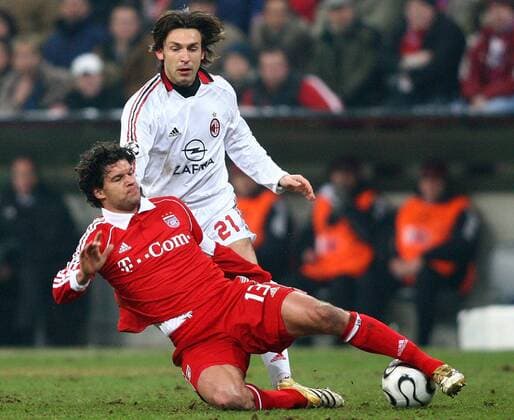 Michael Ballack (Bayern, li.) wird von Andrea Pirlo (Milan) zu Fall gebracht Fußball EC 1 Herren Champions League 2005 2006, Achtelfinale, FC Bayern München - AC Mailand 1:1 Gruppe München Dynamik, Kampf,