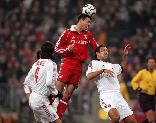 Roy Makaay (Bayern, li.) höher als Alessandro Nesta (Milan) Fußball EC 1 Herren Champions League 2005 2006, Achtelfinale, FC Bayern München - AC Mailand Gruppe München Dynamik, Überlegenheit