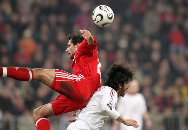 Hasan Salihamidzic (Bayern, li.) gegen Gennaro Gattuso (Milan) - FuÃŸball EC 1 Herren Champions League 2005 2006, Achtelfinale, FC Bayern MÃ¼nchen - AC Mailand Gruppe MÃ¼nchen Dynamik, Kampf,