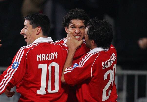 Torjubel Bayern - Torschütze Michael Ballack (Mitte) wird von Roy Makaay (li.) und Hasan Salihamidzic gefeiert Fußball EC 1 Herren Champions League 2005 2006, FC Bayern München Gruppe München Freude,