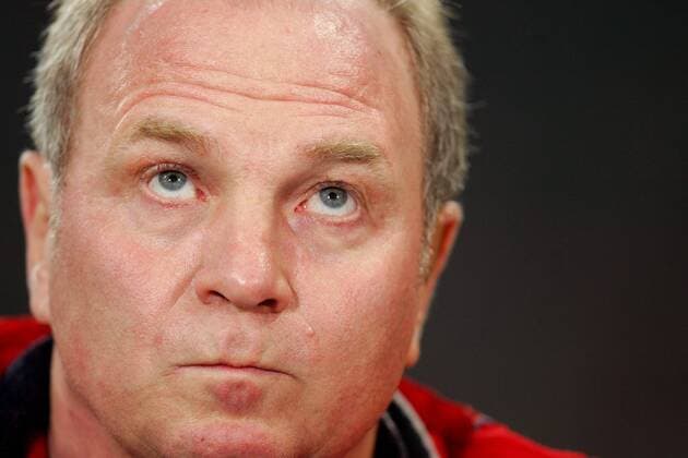 Manager Uli Hoeneß (Bayern) schaut skeptisch nach oben Fußball EC 1 Herren Champions League 2005 2006, Achtelfinale FC Bayern München Porträt München Nachdenklichkeit,