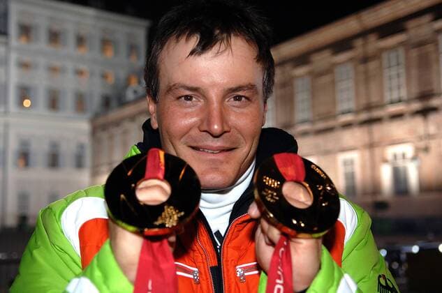 Sven Fischer (Deutschland) präsentiert stolz seine beiden olympischen Goldmedaillen in der 4x7,5 km Staffel und über 10km Sprint im Biathlon Biathlon OS Winter Herren Olympische Spiele Turin 2006, Winterspiele, 4x7,5km, 4 x 7,5 Kilometer, Staffellauf, Staffelrennen Porträt Medal Plaza Turin Freude,