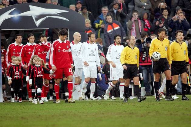 Schiedsrichter Frank De Bleeckere (Belgien, 2.v.re.) läuft mit seinem Schiedsrichtergespann und den Mannschaften von Bayern und Milan auf Fußball EC 1 Herren Champions League 2005 2006, Achtelfinale, FC Bayern München - AC Mailand 1:1 Totale München