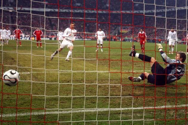 Andriy Shevchenko (Milan) erzielt per Elfmeter das 1:1 gegen Torwart Michael Rensing (Bayern) Fußball EC 1 Herren Champions League 2005 2006, Achtelfinale, FC Bayern München - AC Mailand 1:1 Totale München