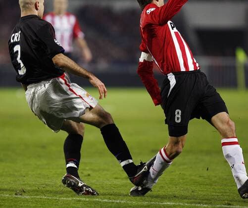 Cris (Lyon, li.) foult Philip Cocu (Eindhoven) -  Fußball EC 1 Herren Champions League 2005 2006, Achtelfinale, PSV Eindhoven - Olympique Lyonnais 0:1, OL Gruppe Eindhoven Dynamik, Kampf,