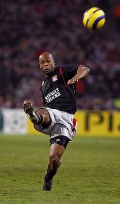 Sylvain Wiltord (Lyon) zieht ab -  Fußball EC 1 Herren Champions League 2005 2006, Achtelfinale, Olympique Lyonnais, OL Einzelbild Eindhoven Dynamik,