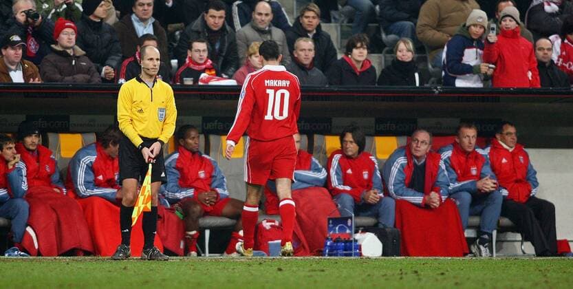 Roy Makaay (Bayern) - schleicht bei seiner Auswechslung enttäuscht vom Platz, li. FIFA Linienrichter Mark Simons (Belgien) Fußball EC 1 Herren Champions League 2005 2006, Achtelfinale, FC Bayern München Totale München Enttäuschung,