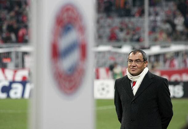 Trainer Felix Magath (Bayern) nachdenklich vor einem verschwommenen Bayern-Logo Fußball EC 1 Herren Champions League 2005 2006, Achtelfinale, FC Bayern München Einzelbild München
