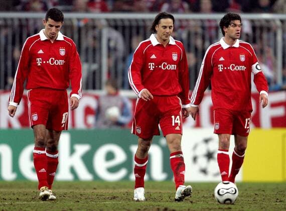Enttäuschter Abgang, v.re.: Michael Ballack, Claudio Pizarro und Roy Makaay (alle Bayern) Fußball EC 1 Herren Champions League 2005 2006, Achtelfinale, FC Bayern München Gruppe München Enttäuschung,