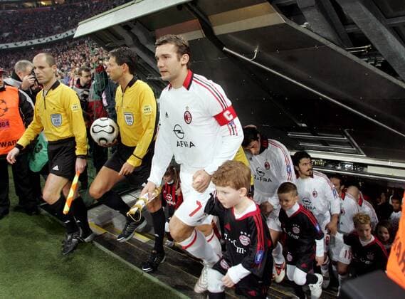 Andriy Shevchenko (Milan) führt als Kapitän seine Teamkollegen auf das Spielfeld, daneben Schiedsrichter Frank de Bleeckere (Belgien) und Linienrichter Mark Simons (Belgien, li.) Fußball EC 1 Herren Champions League 2005 2006, Achtelfinale, FC Bayern München - AC Mailand 1:1 Gruppe München