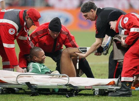 Der verletzte Torwart Dida (Milan) muß von den Sanitätern abtransportiert werden Fußball EC 1 Herren Champions League 2005 2006, Achtelfinale, AC Mailand Gruppe München