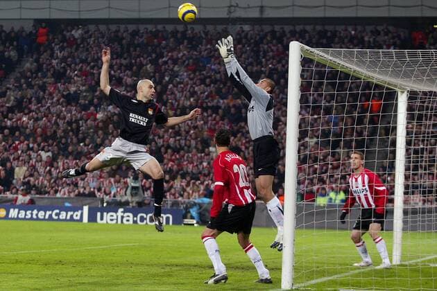 Cris (Lyon, li.) scheitert an Torwart Heurelho Gomes (Eindhoven) Fußball EC 1 Herren Champions League 2005 2006, Achtelfinale, PSV Eindhoven - Olympique Lyonnais 0:1, OL Gruppe pan12800 Eindhoven Dynamik, Höhe,  
