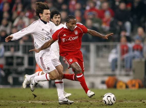 Ze Roberto (Bayern, re.) gegen Andrea Pirlo (Milan) Fußball EC 1 Herren Champions League 2005 2006, Achtelfinale, FC Bayern München - AC Mailand 1:1 Gruppe München Dynamik,