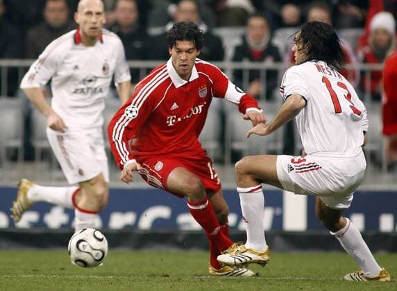 Michael Ballack (Bayern, li.) gegen Alessandro Nesta (Milan) Fußball EC 1 Herren Champions League 2005 2006, Achtelfinale, FC Bayern München - AC Mailand 1:1 Gruppe München Dynamik,