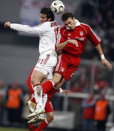 Valerien Ismael (Bayern, re.) gegen Alberto Gilardino (Milan) Fußball EC 1 Herren Champions League 2005 2006, Achtelfinale, FC Bayern München - AC Mailand 1:1 Gruppe München Dynamik, Höhe, Kampf,