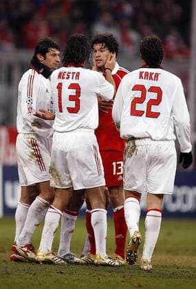 Michael Ballack (Bayern, 2.v.re.) hat eine Meinungsverschiedenheit mit Alessandro Nesta (2.v.li.); Kakha Kaladze (li.) und Kaka (alle Milan) kommen zur Unterstützung Fußball EC 1 Herren Champions League 2005 2006, Achtelfinale, FC Bayern München - AC Mailand 1:1 Gruppe München Spannung