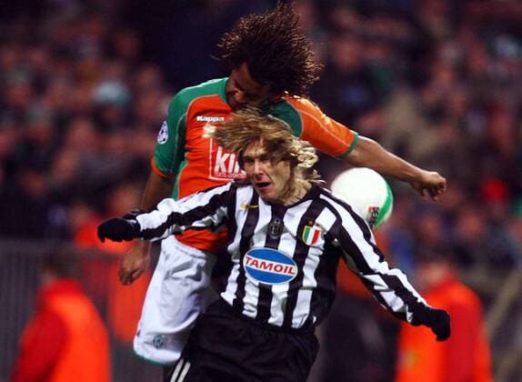 Patrick Owomoyela (Bremen, li.) gegen Pavel Nedved (Juventus) Fußball EC 1 Herren Champions League 2005 2006, Achtelfinale, SV Werder Bremen - Juventus Turin, Juve Gruppe Bremen Dynamik,