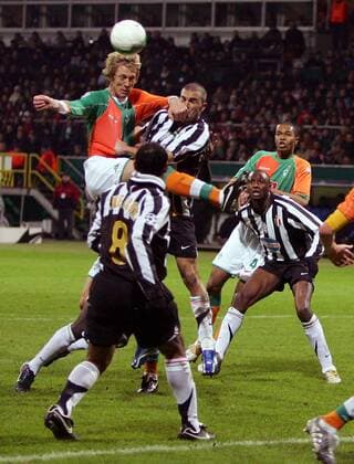 Frank Fahrenhorst (Bremen, li.) gegen Manuele Blasi, daneben Emerson (vorn) und Patrick Vieira (alle Juventus) Fußball EC 1 Herren Champions League 2005 2006, Achtelfinale, SV Werder Bremen - Juventus Turin, Juve Gruppe Bremen Dynamik,