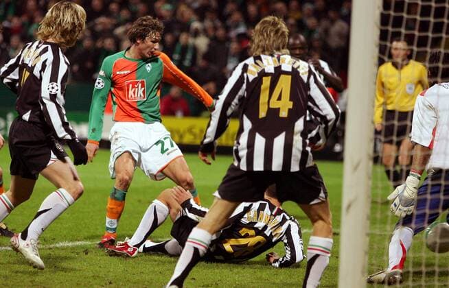 Christian Schulz (Bremen, 2. v. li.) gegen den am Boden liegenden Fabio Cannavaro (Juventus) Fußball EC 1 Herren Champions League 2005 2006, Achtelfinale, SV Werder Bremen - Juventus Turin, Juve Gruppe Bremen Dynamik,