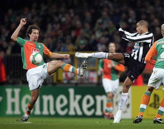Frank Baumann (Bremen, li.) gegen David Trezeguet (Juventus) Fußball EC 1 Herren Champions League 2005 2006, Achtelfinale, SV Werder Bremen - Juventus Turin, Juve Gruppe Bremen Dynamik, Kampf,