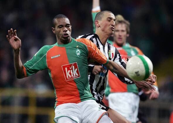 Naldo (Bremen, li.) gegen Zlatan Ibrahimovic (Juventus) Fußball EC 1 Herren Champions League 2005 2006, Achtelfinale, SV Werder Bremen - Juventus Turin, Juve Gruppe Bremen Dynamik,