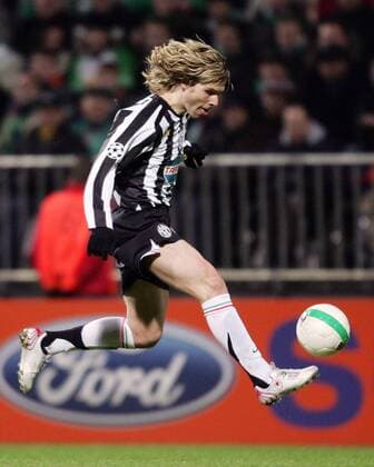 Pavel Nedved (Juventus) - Ballannahme Fußball EC 1 Herren Champions League 2005 2006, Achtelfinale, Juventus Turin, Juve Einzelbild Bremen Dynamik,