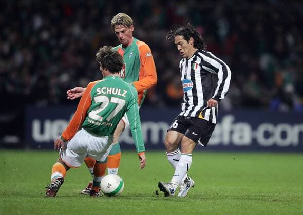 Mauro Camoranesi (Juventus, re.) gegen Christian Schulz (li.) und Tim Borowski (beide Bremen) Fußball EC 1 Herren Champions League 2005 2006, Achtelfinale, SV Werder Bremen - Juventus Turin, Juve Gruppe Bremen Dynamik,