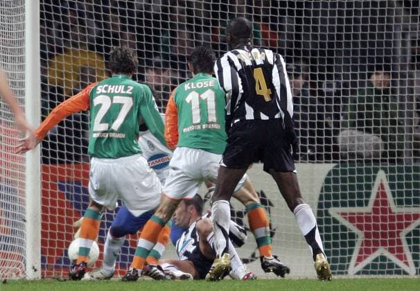 Christian Schulz (li.) erzielt das 1:0, daneben Miroslav Klose (beide Bremen) und Patrick Vieira (Juventus) Fußball EC 1 Herren Champions League 2005 2006, Achtelfinale, SV Werder Bremen - Juventus Turin, Juve Gruppe Bremen Dynamik,