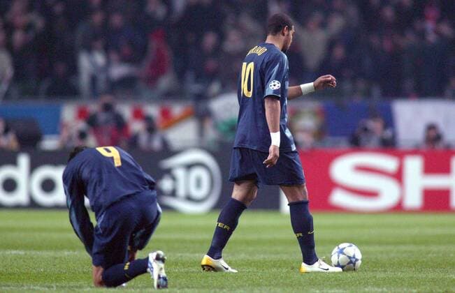 Adriano (re.) mit dem Ball, li. schnürt sich Julio Ricardo Cruz (beide Inter) die Schuhe -  Fußball EC 1 Herren Champions League 2005 2006, Achtelfinale, FC Internazionale Mailand Gruppe Amsterdam