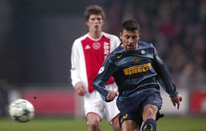 Walter Samuel (Inter) zieht ab -  Fußball EC 1 Herren Champions League 2005 2006, Achtelfinale, Ajax Amsterdam - FC Internazionale Mailand Einzelbild Amsterdam Dynamik,