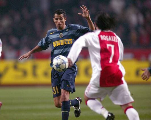 Cesar (Inter, li.) gegen Rosales (Ajax) -  Fußball EC 1 Herren Champions League 2005 2006, Achtelfinale, Ajax Amsterdam - FC Internazionale Mailand Gruppe Amsterdam Dynamik,