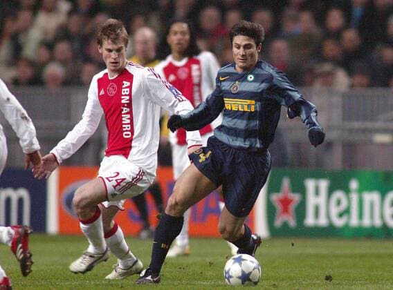 Javier Zanetti (Inter, re.) gegen Markus Rosenberg (Ajax) -  Fußball EC 1 Herren Champions League 2005 2006, Achtelfinale, Ajax Amsterdam - FC Internazionale Mailand Gruppe Amsterdam Dynamik,