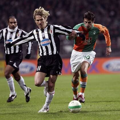 Pavel Nedved (Juventus, li.) gegen Johan Micoud (Bremen) Fußball EC 1 Herren Champions League 2005 2006, Achtelfinale, SV Werder Bremen - Juventus Turin 3:2, Juve Gruppe Bremen Dynamik,