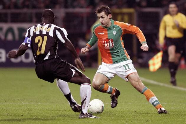 Miroslav Klose (Bremen, re.) gegen Lilian Thuram (Juventus) Fußball EC 1 Herren Champions League 2005 2006, Achtelfinale, SV Werder Bremen - Juventus Turin 3:2, Juve Gruppe Bremen Dynamik,