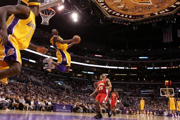 Kobe Bryant (Los Angeles Lakers) - Monsterdunk im Staples Center von L.A. - (Icon91012573) Basketball Herren NBA 2005 2006, Los Angeles Lakers - Atlanta Hawks 110:114 Totale Los Angeles, LA, L.A. Dynamik, Höhe, EDITORIAL USE ONLY