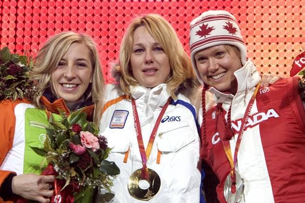 Siegerehrung 1000m bei Olympia 2006: Olympiasiegerin Marianne Timmer (Niederlande, Gold, Mitte) vergießt Freudentränen in den Armen von Anni Friesinger (Deutschland, Bronze, li.) und Cindy Klassen (Kanada, Silber) -  Eisschnellauf OS Winter Damen Olympische Spiele Turin 2006, Winterspiele, 1000m, 1000 m, Meter Gruppe o0 Medals Plaza Turin Begeisterung, Freude,