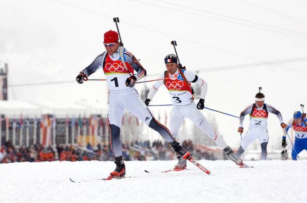 Michael Greis (Deutschland, li.) vor Raphael Poiree (Frankreich) Biathlon OS Winter Herren Olympische Spiele Turin 2006, Winterspiele, 15km, 15 km, Massenstart Gruppe Cesana San Sicario Dynamik,
