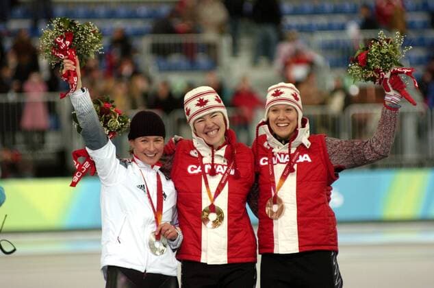 Clara Hughes (Mitte), Cindy Klassen (re, beide Kanada) und Claudia Pechstein (Deutschland) - Siegerehrung Eisschnellauf OS Winter Damen Olympische Spiele Turin 2006, Winterspiele, 5000m, 5000 m, Meter Gruppe Turin