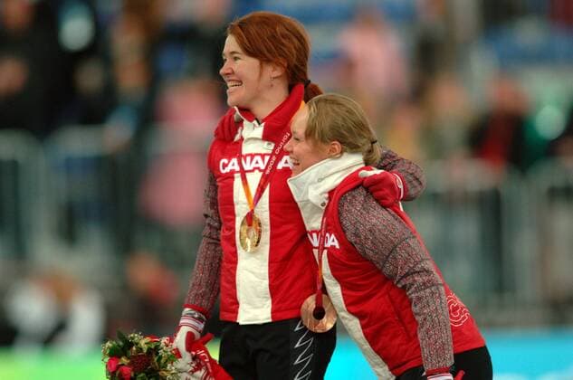 Olympiasiegerin Clara Hughes (li.) und die Drittplazierte Cindy Klassen (beide Kanada) - Siegerehrung Eisschnellauf OS Winter Damen Olympische Spiele Turin 2006, Winterspiele, 5000m, 5000 m, Meter Gruppe Turin