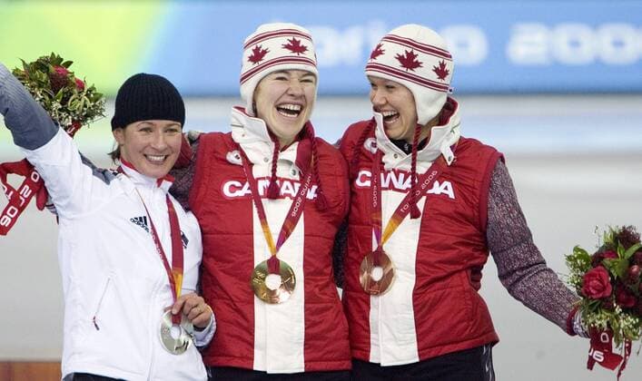 Olympiasiegerin Clara Hughes (Mitte), Cindy Klassen (re., beide Kanada) und Claudia Pechstein (Deutschland) - Siegerehrung -  (oly2006022514) Eisschnellauf OS Winter Damen Olympische Spiele Turin 2006, Winterspiele, 5000m, 5000 m, Meter Gruppe Turin