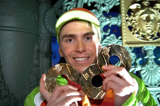 Der dreifache Olympiasieger Michael Greis (Deutschland) präsentiert stolz seine Goldmedaillen Biathlon OS Winter Herren Olympische Spiele 2006, Winterspiele Porträt Medals Plaza Turin