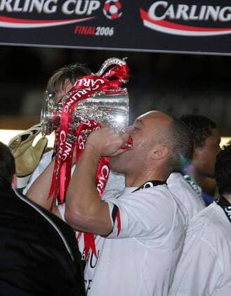 Ligapokalsieger Manchester United - Mikael Silvestre trinkt aus der Trophäe - EDITORIAL USE ONLY. No use with unauthorised audio, video, data, fixture lists, club league logos or live services. Online in-match use limited to 120 images, no video emulation. No use in betting, games or single club league player publications. Fußball Herren Carling Cup 2005 2006, Pokal, Pokalspiel, Ligapokal, English Premier League, 1. Englische Liga Einzelbild Cardiff Glück, Freude,